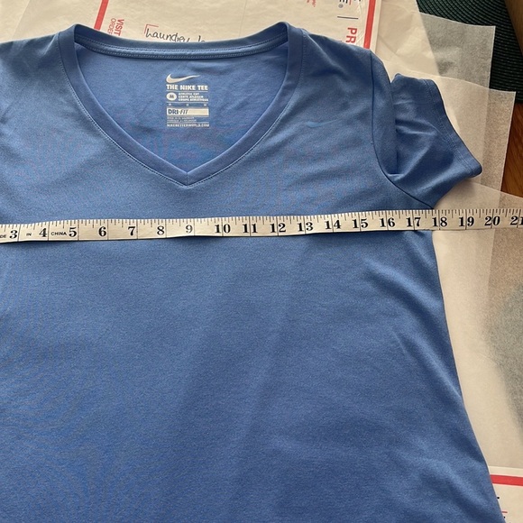 NWOT Nike Dry fit
Excellent Condition 
Size M
#54A - Picture 6 of 7